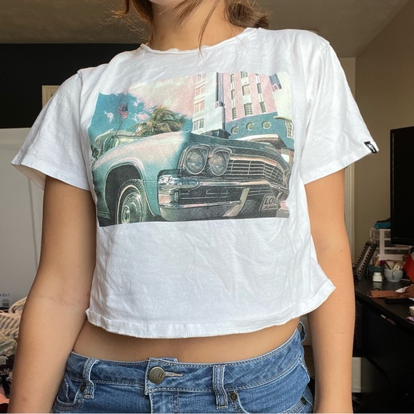Chic California Design Crop Top - Picture 6 of 7